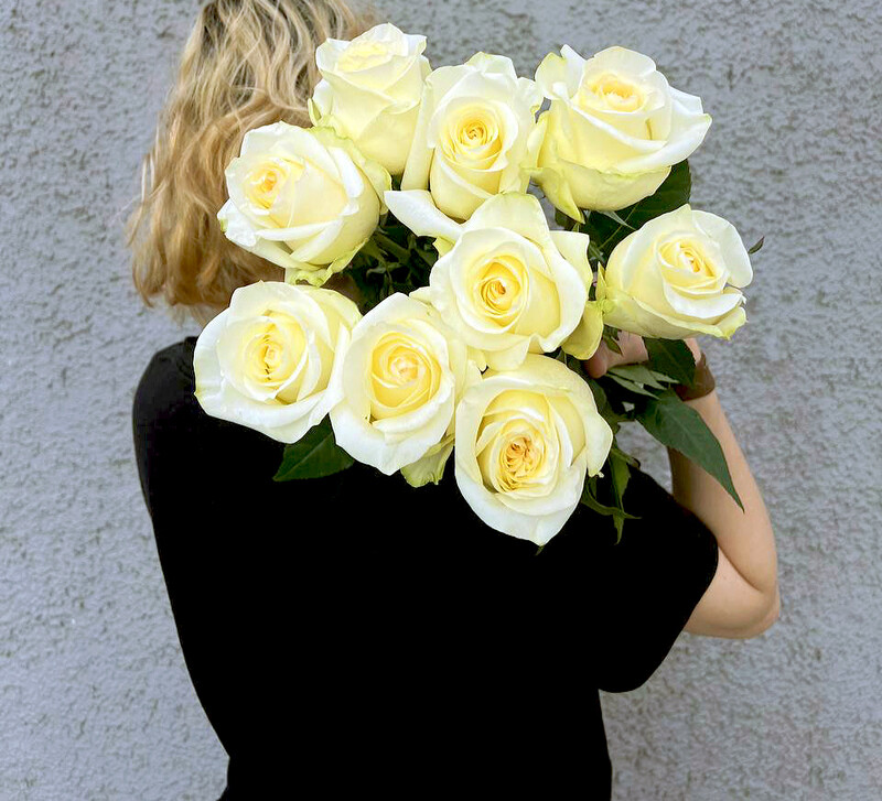 Кремовые пионовидные розы, 9 пионовидных роз кэндллайт (candlelight)