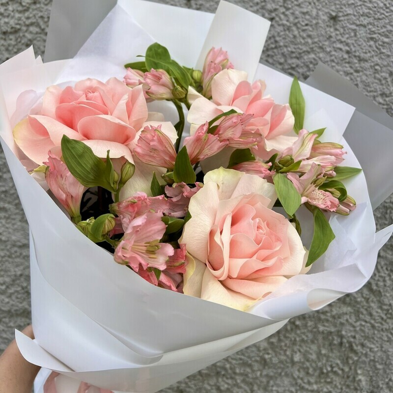 Французская роза с альстромерией, стандартный