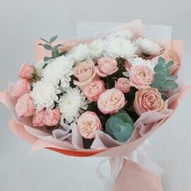 Бело-розовый букет с розами и хризантемами