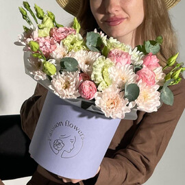 Цветы в коробке с кустовой розой