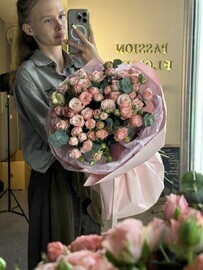 Кустовая роза с эвкалиптом