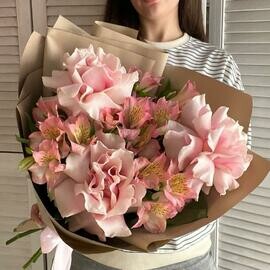 Buket s frantcuzskimi rozami i al_stromeriej