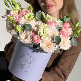 TCveti v korobke s kustovoj rozoj