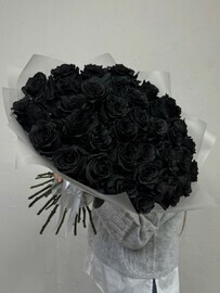 CHernie rozi 35 shtuk v matovom oformlenii