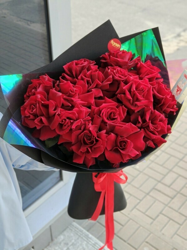 Авторский букет «Жгучий танец», 15 французских красных роз