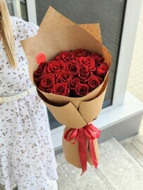 Монобукет красных роз в крафте