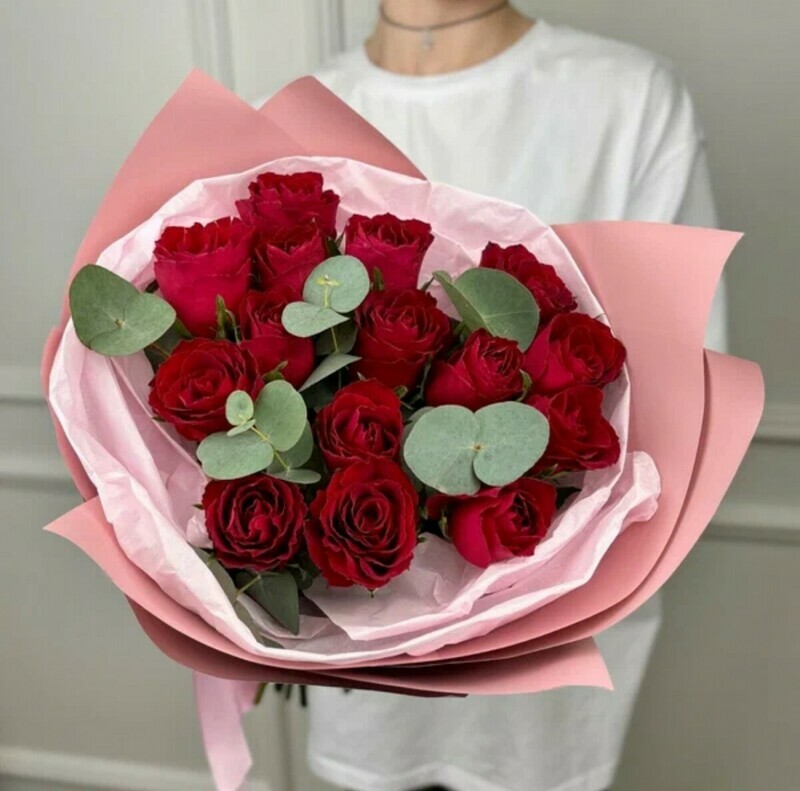 Buket 15 krasnih i evkalipt, standart