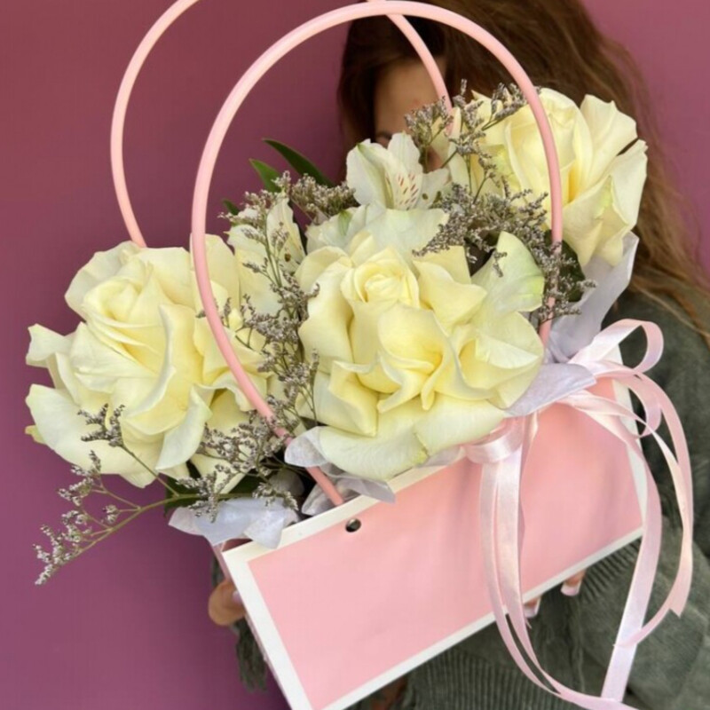 Belie rozi "Potceluj belosnezhki", standart