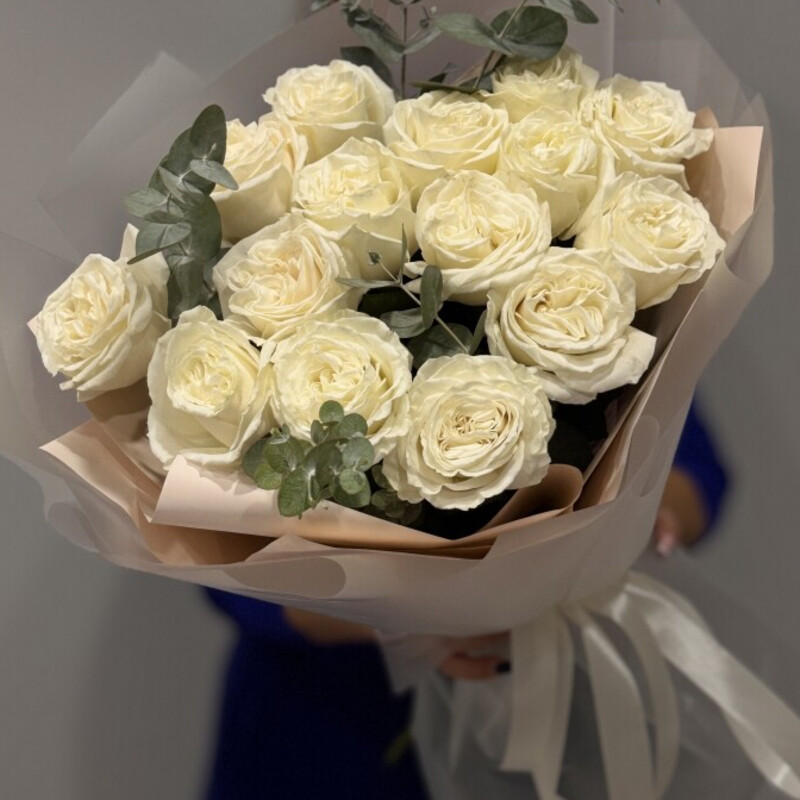 15 pionovidnih roz s evkaliptom, premium