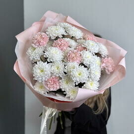 Букет с кустовой хризантемой и диантусами 0009