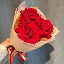 Buket krasnih frantcuzskih roz