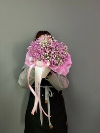 Rozovaya  gipsofila v stakanchike