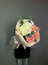 Buket nezhnij s frantcuzskimi rozami i gortenziej