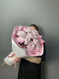 Розовый букет с хризантемой 