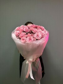 Розовый букет с кустовыми розами