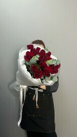 Насыщенный букет красный роз 