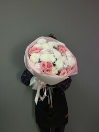 Buket nezhnij s hrizantemoj i kustovoj rozoj