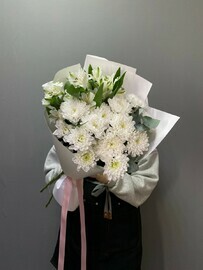 Строгий белый букет с хризантемой 