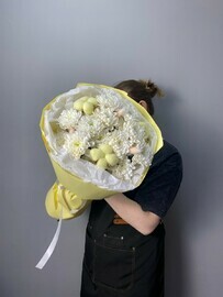 Желтый букет с хризантемой 