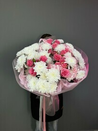 Buket yarkij s hrizantemoj i kustovoj rozoj