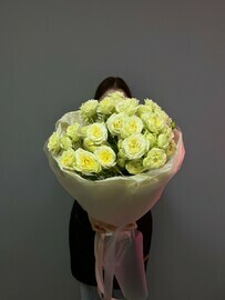 Нежный букет комплимент из кустовых роз 