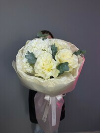 Frantcuzskij buket s rozami i gortenziej