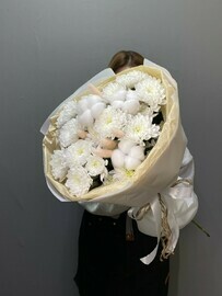 Белый букет с хризантемой 