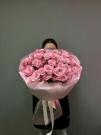 Розовый букет кустовых роз 