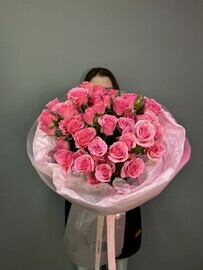 Розовый букет с кустовыми розами