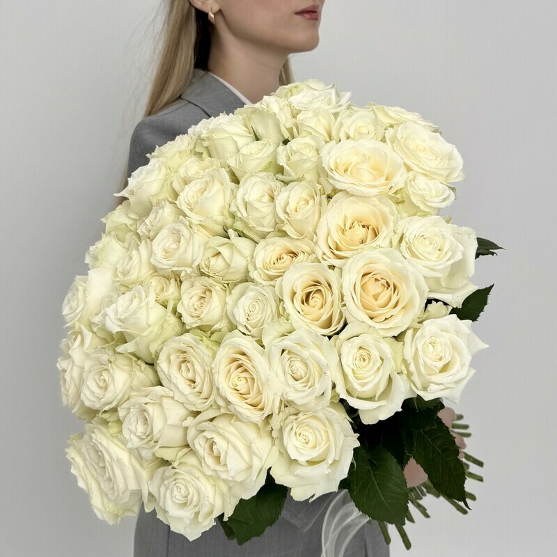 Buket iz 51 belosnezhnoj rozi, standart