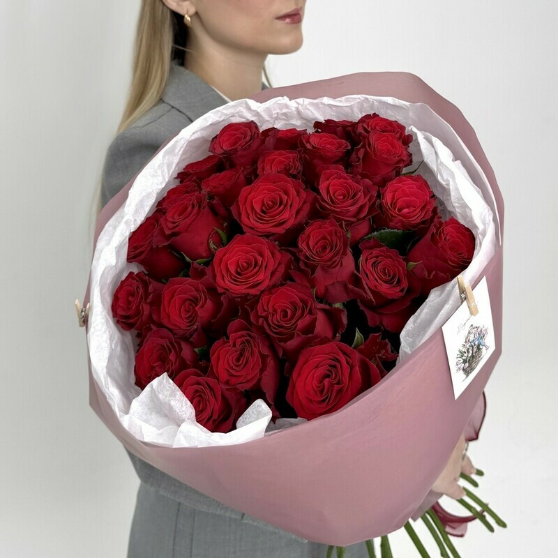 Buket iz 25 krasnih roz v upakovke, standart