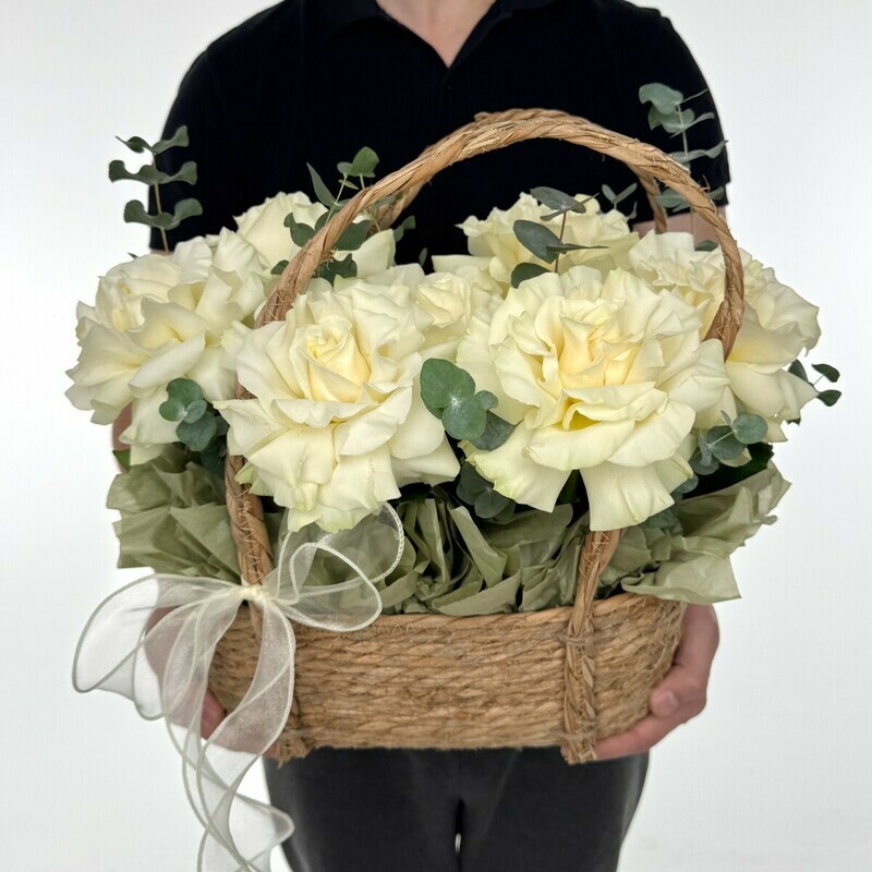 Korzinka s belimi azhurnimi rozami, standart