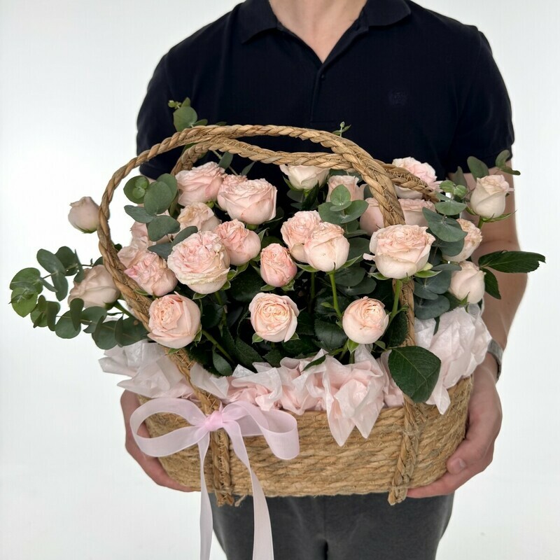 Korzinka s kustovoj rozoj Bombastik i evkaliptom, standart