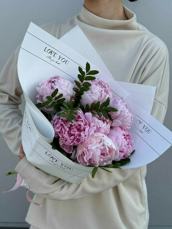 Букет из 7 пионов Сара Бернар с зеленью, стандартный