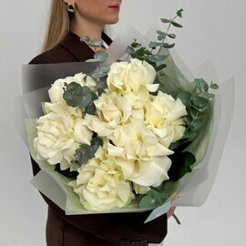 Букет из белых французских роз с эвкалиптом