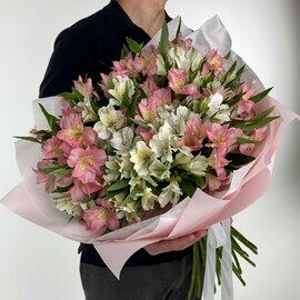 Buket iz 25 belih i rozovih al_stromerij