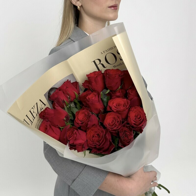 Buket iz 19 krasnih roz v upakovke, standart