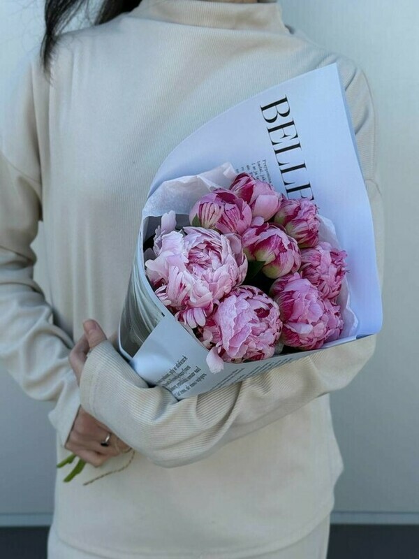 Букет из 9 пионов Сара Бернар в упаковке, стандартный