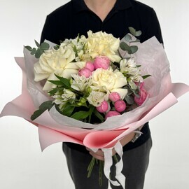 Sbornij buket iz kustovih roz, al_stromerii i azhurnoj rozi