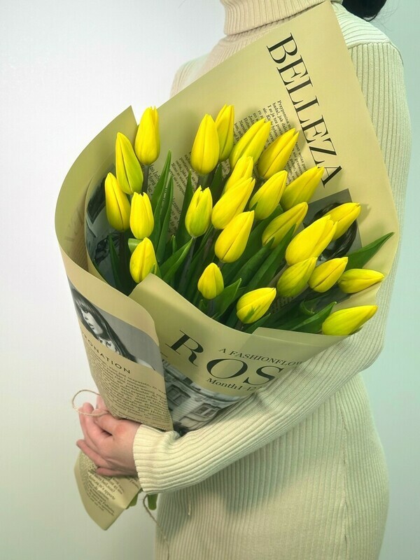 Букет из 25 желтых тюльпанов в дизайнерской упаковке, стандартный