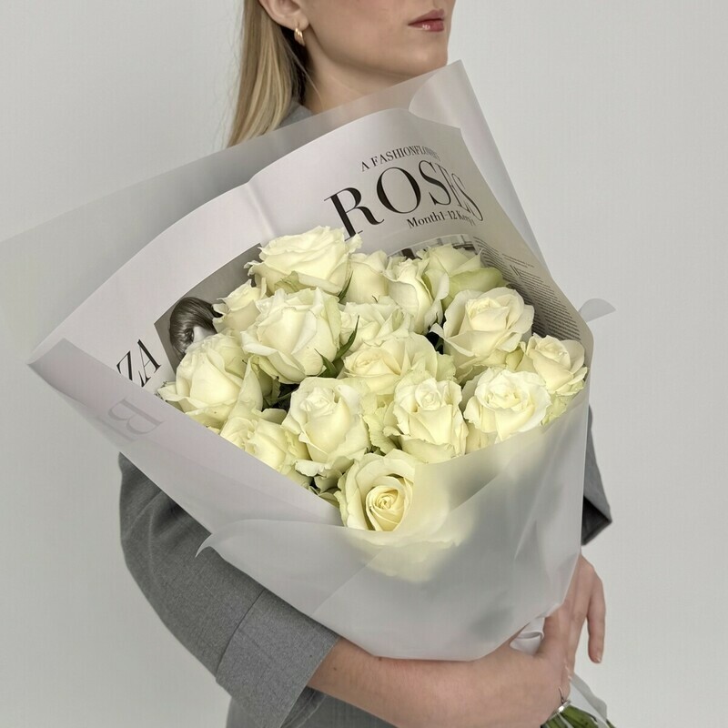 Buket iz 19 belih roz v upakovke, standart