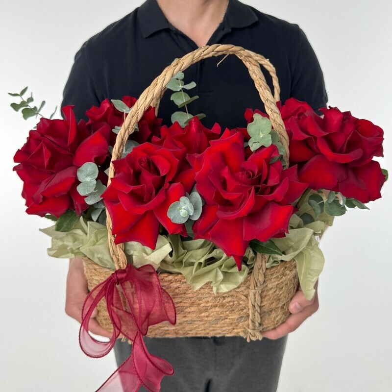 Korzinka s bordovimi azhurnimi rozami, standart