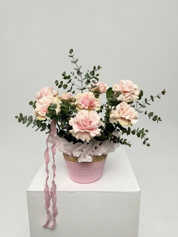 Rozovie frantcuzskie rozi v korzine s evkaliptom, 9 rozovih roz