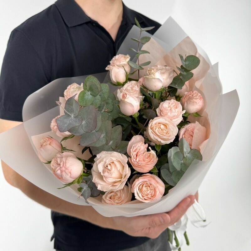 Buket iz kustovih roz sorta Bombastik s evkaliptom, standart