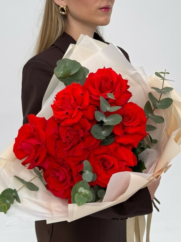 Buket iz krasnih frantcuzskih roz s evkaliptom, standart