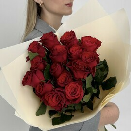 Букет из 15 красных роз в упаковке