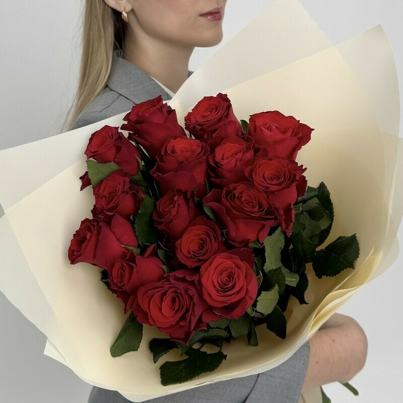 Buket iz 15 krasnih roz v upakovke, standart
