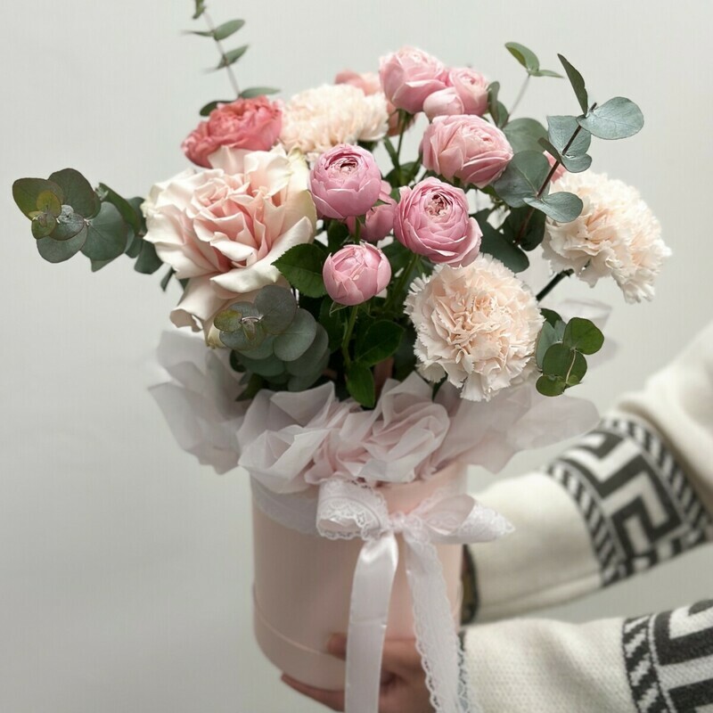 Kompozitciya s kustovoj rozi v korobke, standart