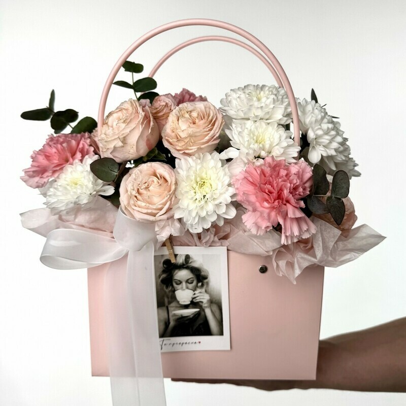 Sumochka s kustovoj rozoj, hrizantemoj i diantusami, standart