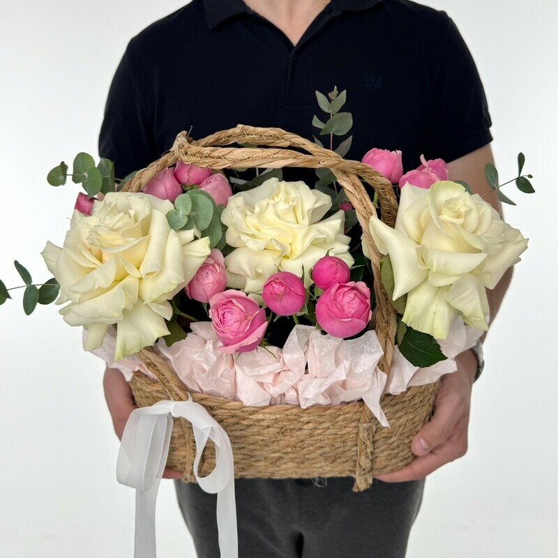 Korzinka s kustovimi i azhurnimi rozami, standart